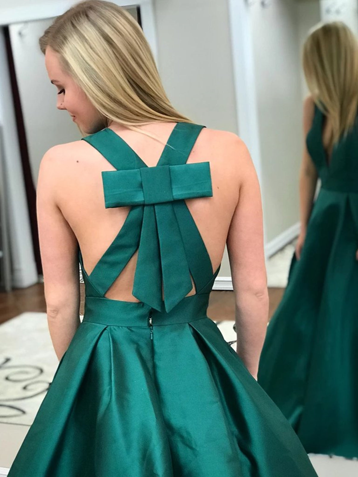 Vestidos largos de fiesta de satén verde con escote en V, espalda descubierta y bolsillo, corte en A.