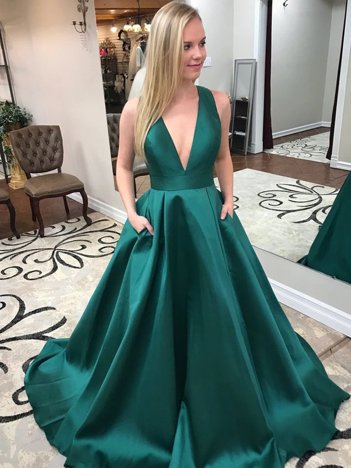 Vestidos largos de fiesta de satén verde con escote en V, espalda descubierta y bolsillo, corte en A.