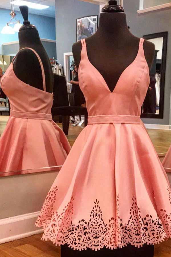 Vestido corto de fiesta rojo satinado con escote en V y corte en A, plisado, PD026