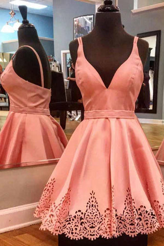 Robe de bal courte rouge en satin, plissée, col en V et coupe trapèze PD026