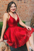 Vestido corto de fiesta rojo satinado con escote en V y corte en A, plisado, PD026