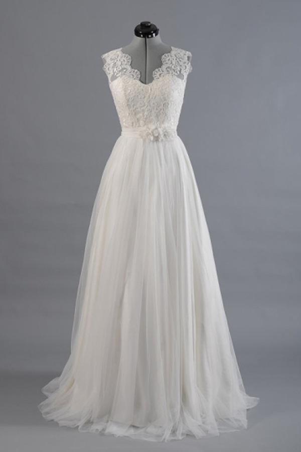 Vestido de novia playero corte A con escote en V, fajas y apliques WD170