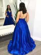 Vestidos largos de fiesta de satén con escote en V y corte en A, con bolsillos, color azul real, espalda descubierta.