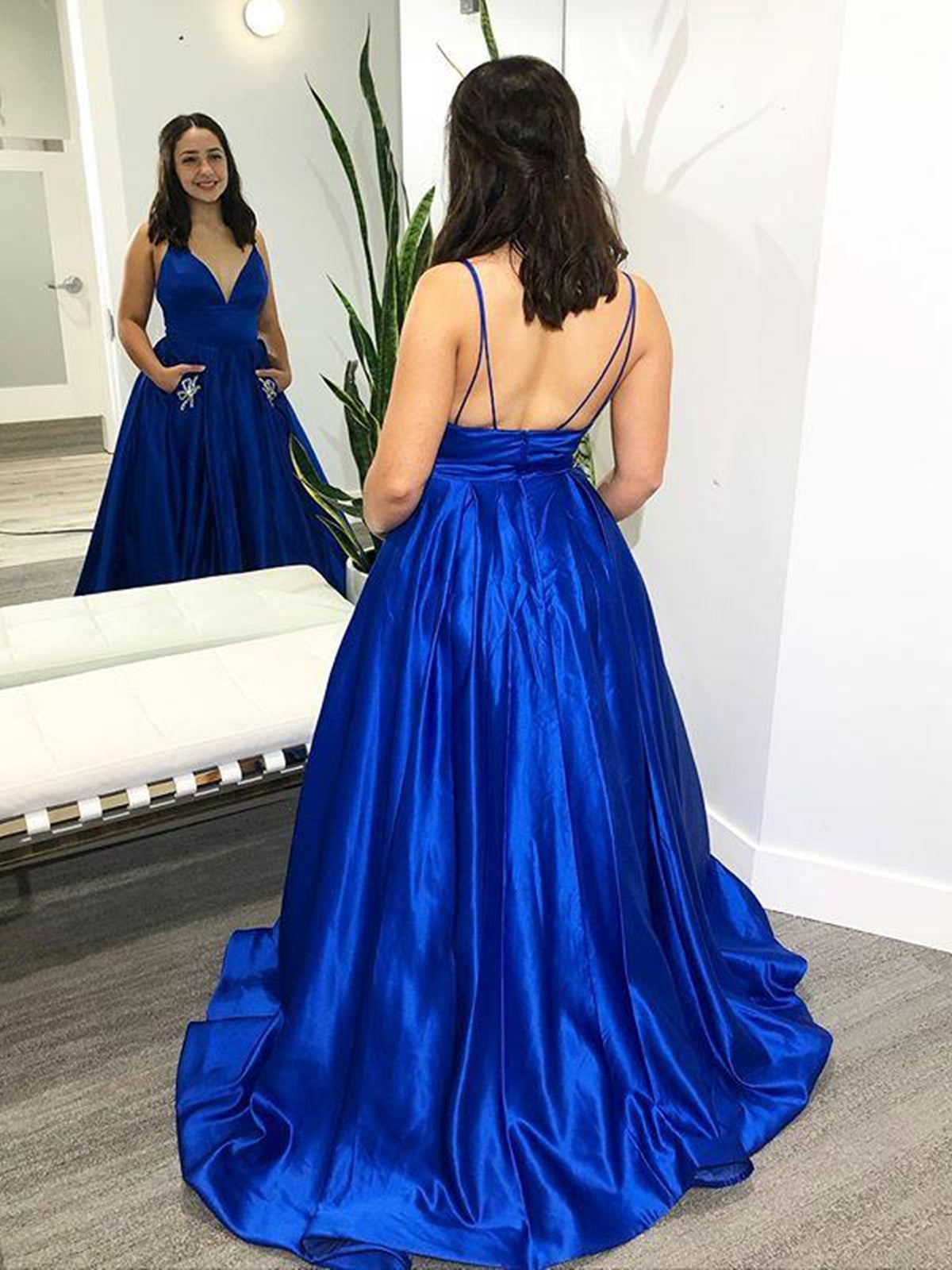 Vestidos largos de fiesta de satén con escote en V y corte en A, con bolsillos, color azul real, espalda descubierta.