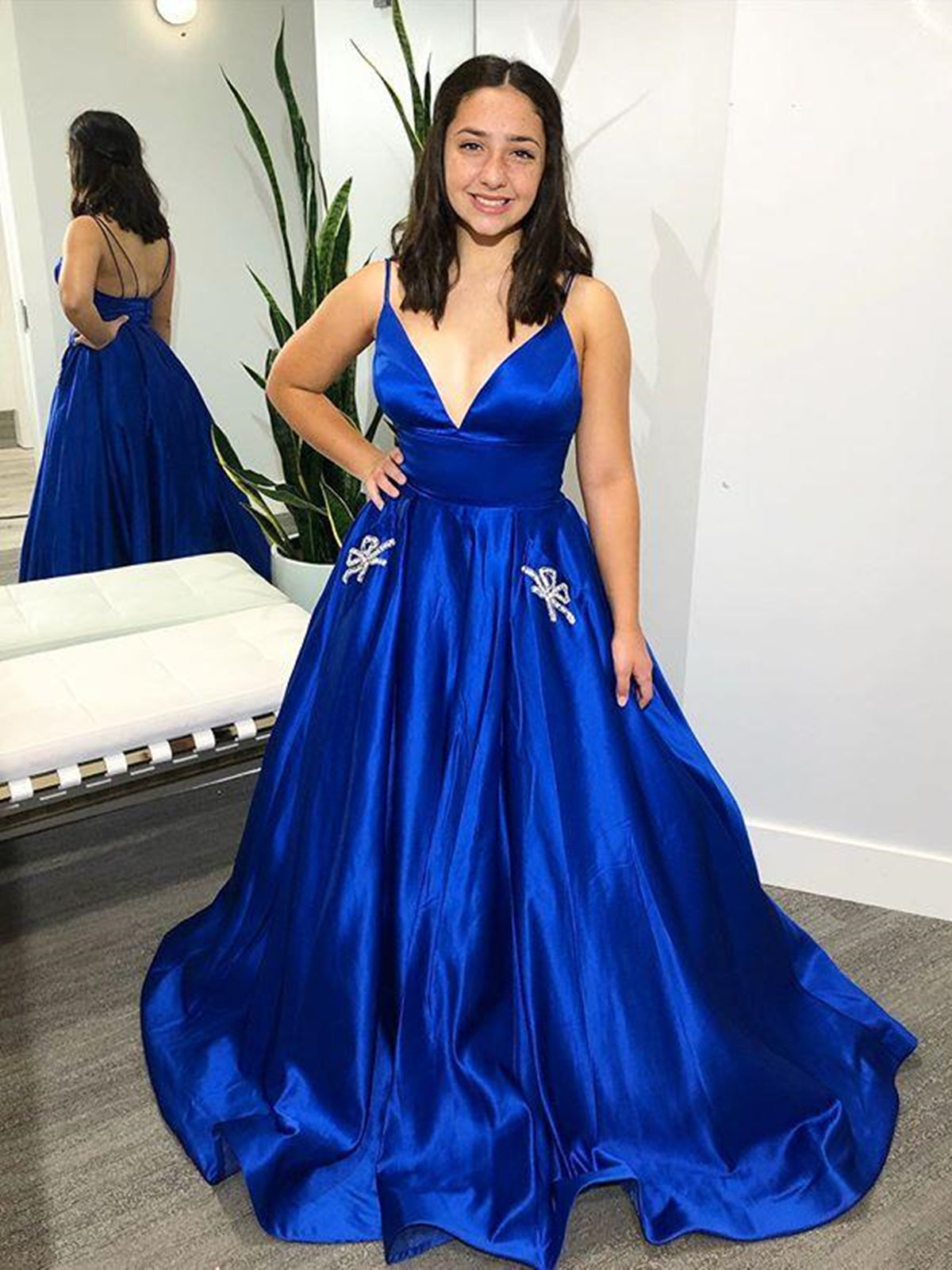 Vestidos largos de fiesta de satén con escote en V y corte en A, con bolsillos, color azul real, espalda descubierta.