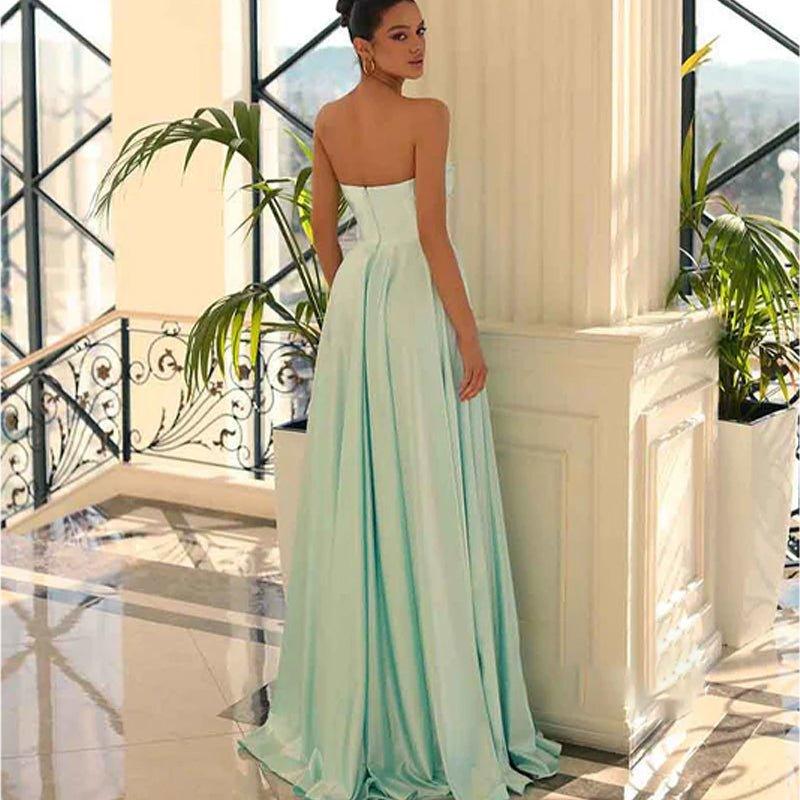 Vestido largo elegante de fiesta de graduación con escote en V, corte en A, pliegues de satén y abertura. 