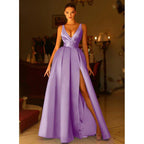 Vestido largo de fiesta formal de satén con escote en V, corte en A, pliegues, abertura lateral y bolsillos. 