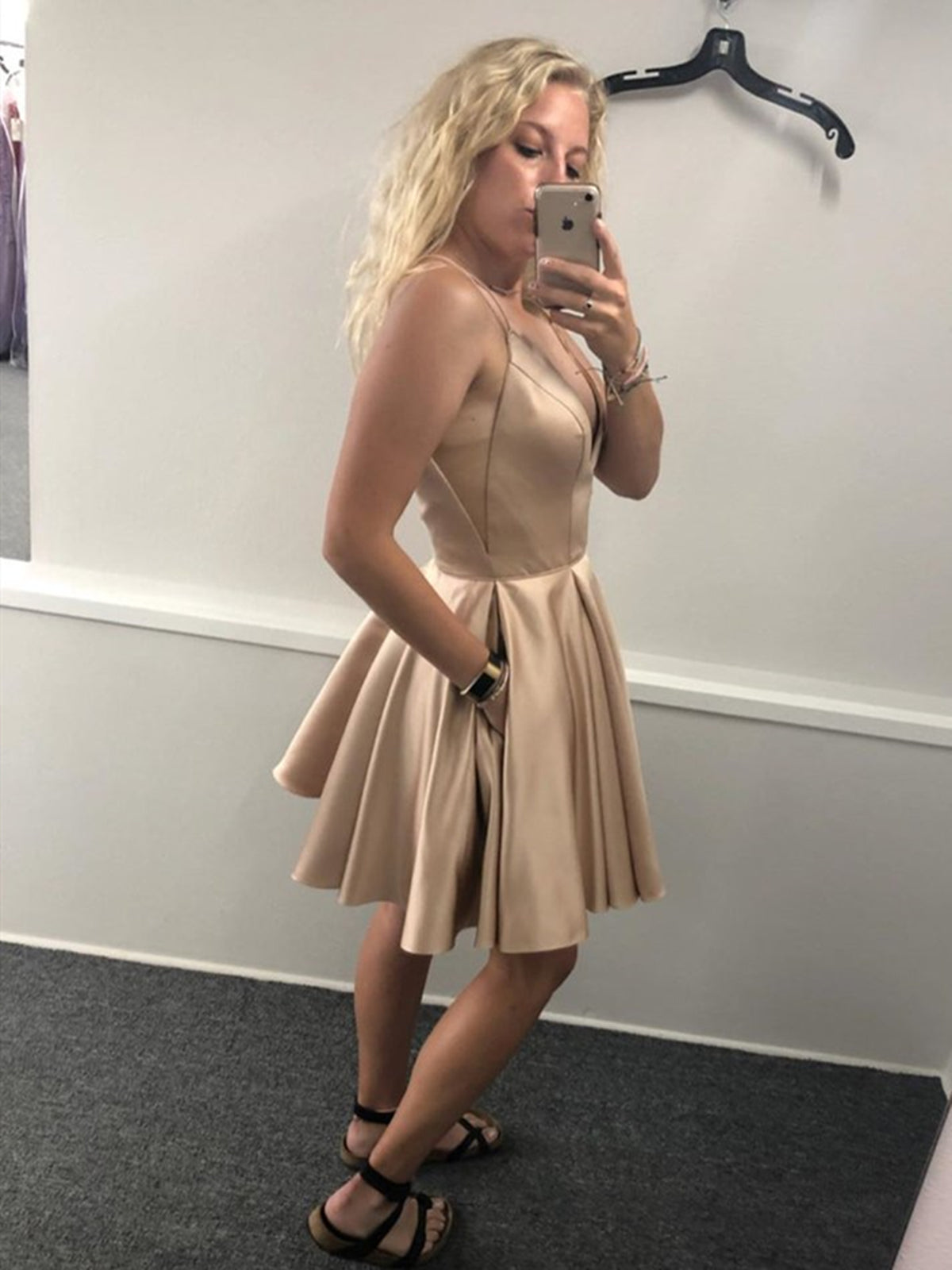 Vestidos cortos de fiesta de satén con escote en V y corte en A, con bolsillos, color champán.