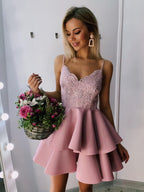 Vestidos cortos de satén con encaje y escote en V, corte línea A, para baile de graduación o fiesta formal.