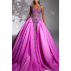 Vestido formal de corte A con escote en V, tirantes finos y apliques de cuentas 