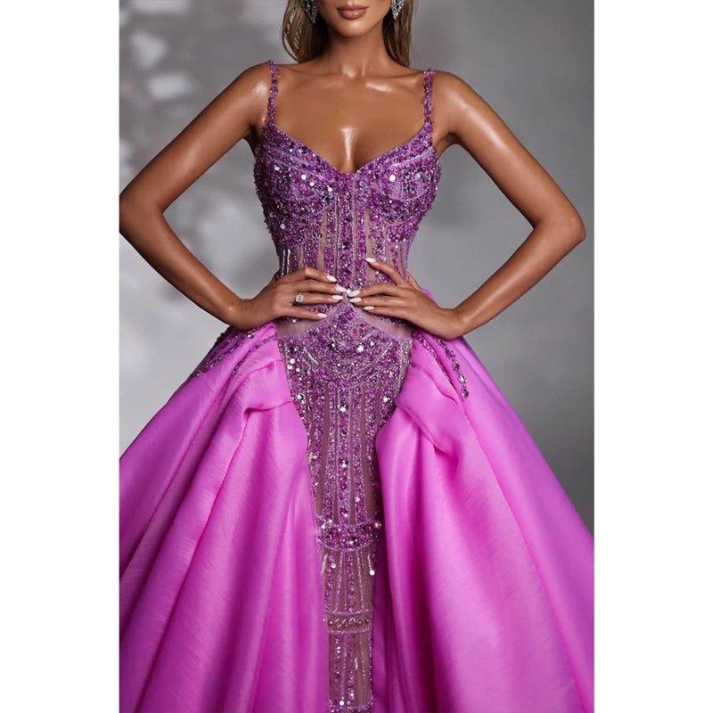 Vestido formal de corte A con escote en V, tirantes finos y apliques de cuentas 