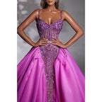 Vestido formal de corte A con escote en V, tirantes finos y apliques de cuentas 
