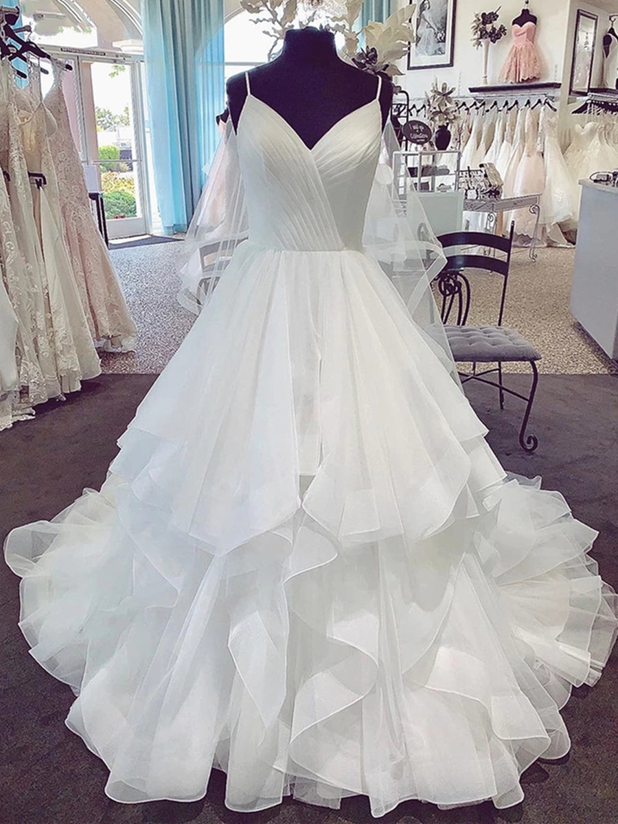 Robe de mariée blanche longue bouffante, coupe trapèze, col en V et fines bretelles spaghetti