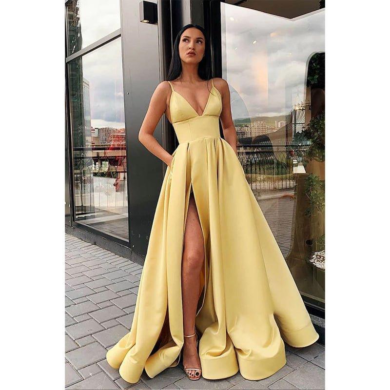Vestido de fiesta largo de satén azul rey con escote en V, tirantes finos y abertura 