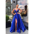 Vestido de fiesta largo de satén azul rey con escote en V, tirantes finos y abertura 