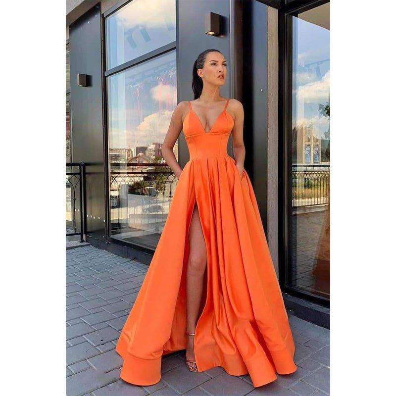 Vestido de fiesta largo de satén azul rey con escote en V, tirantes finos y abertura 