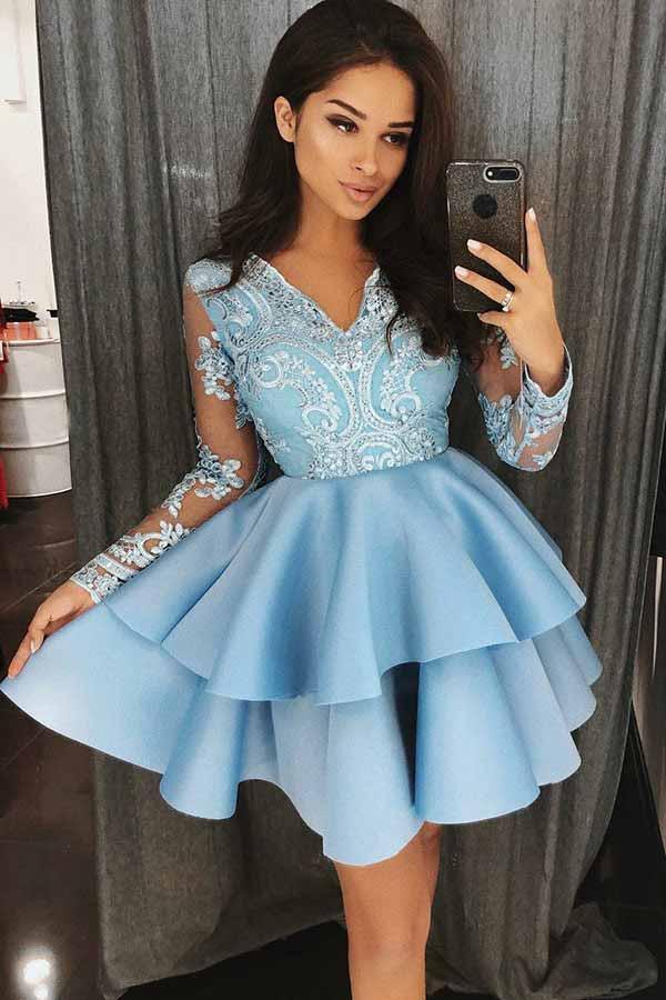 Vestido de fiesta azul satinado de corte evasé con escote en V, falda escalonada y apliques.
