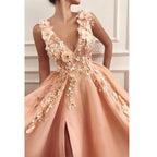 Vestido de fiesta largo con escote en V, corte A, apliques de tul y abertura 