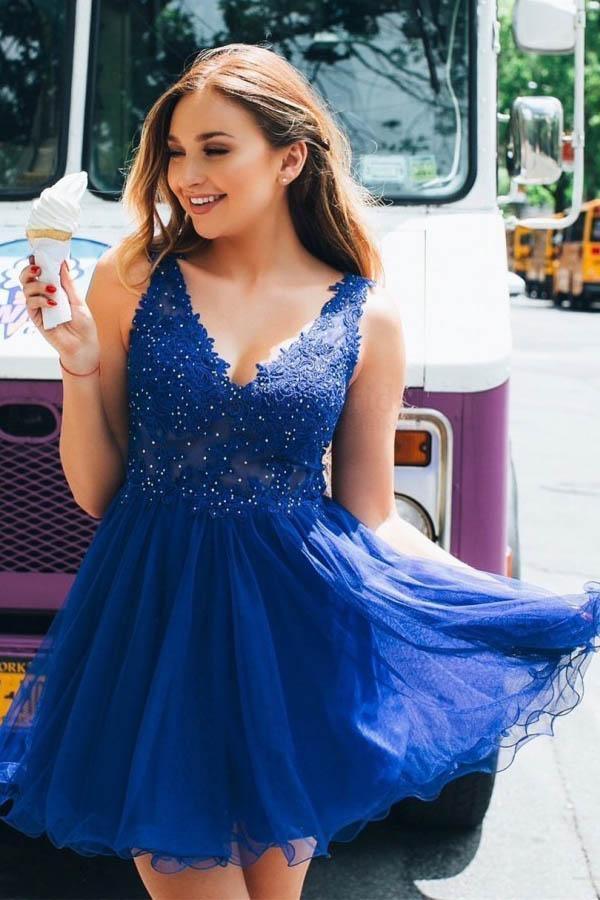 Vestidos de fiesta de bienvenida azul real con escote en V, corte en A, tul, cuentas y apliques PD261