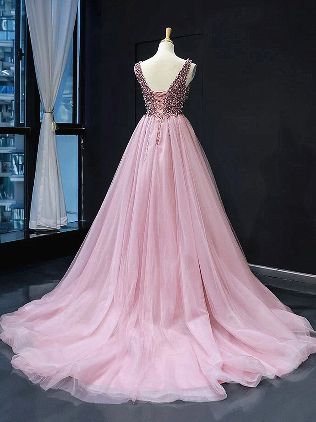Vestidos largos de fiesta formales de corte A con escote en V, tul, pedrería y espalda con corsé.