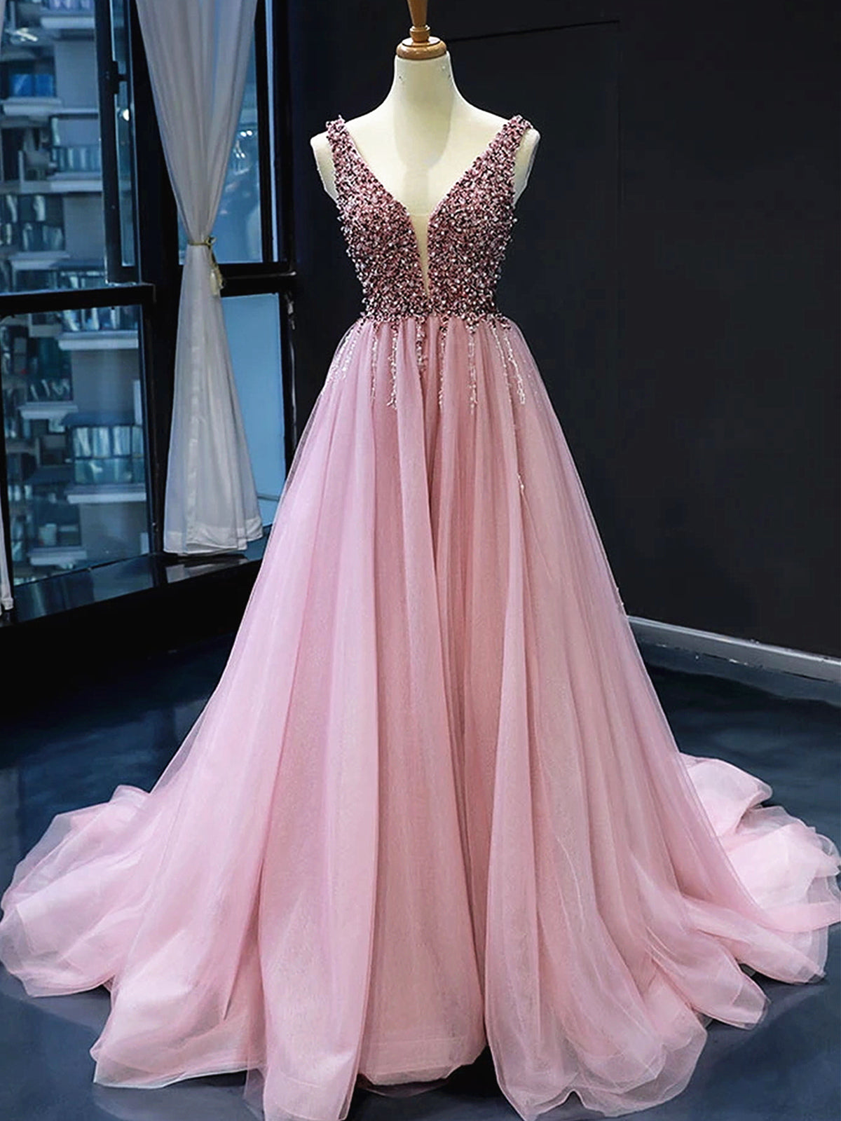 Vestidos largos de fiesta formales de corte A con escote en V, tul, pedrería y espalda con corsé.