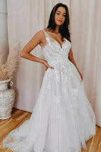Vestido de novia romántico de corte A con escote en V, apliques de encaje y tul WD480