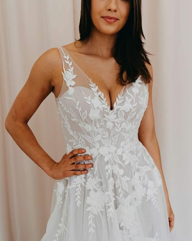 Vestido de novia romántico de corte A con escote en V, apliques de encaje y tul WD480