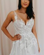 Vestido de novia romántico de corte A con escote en V, apliques de encaje y tul WD480