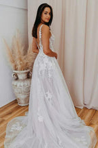 Vestido de novia romántico de corte A con escote en V, apliques de encaje y tul WD480