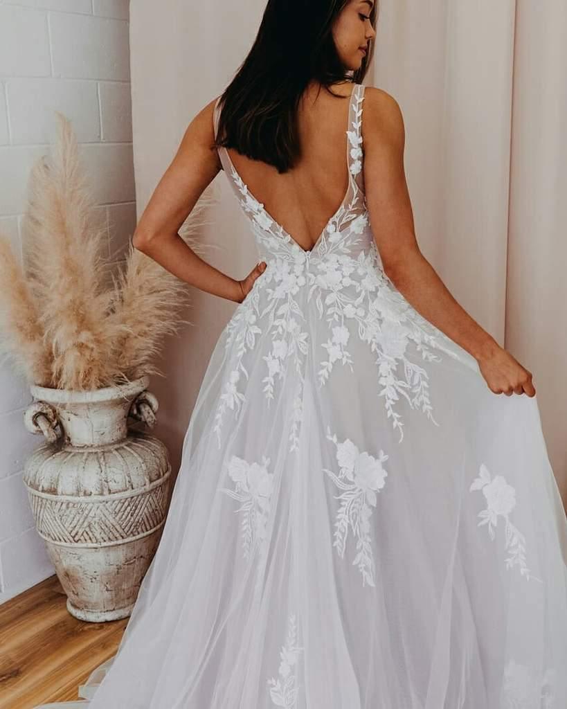 Vestido de novia romántico de corte A con escote en V, apliques de encaje y tul WD480