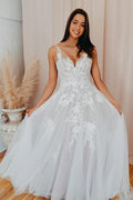 Vestido de novia romántico de corte A con escote en V, apliques de encaje y tul WD480