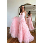 Vestido largo rosa de fiesta de bienvenida con escote en V, corte en A y volantes de tul.