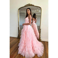 Vestido largo rosa de fiesta de bienvenida con escote en V, corte en A y volantes de tul.