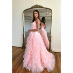 Vestido largo rosa de fiesta de bienvenida con escote en V, corte en A y volantes de tul.