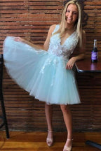 Vestido corto de fiesta rosa y blanco de tul con escote en V y corte en A