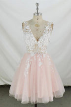 Vestido corto de fiesta rosa y blanco de tul con escote en V y corte en A