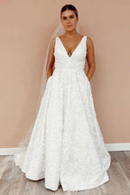 Vestido de novia corte A con escote en V, espalda ilusión de encaje floral y cola corta WD489