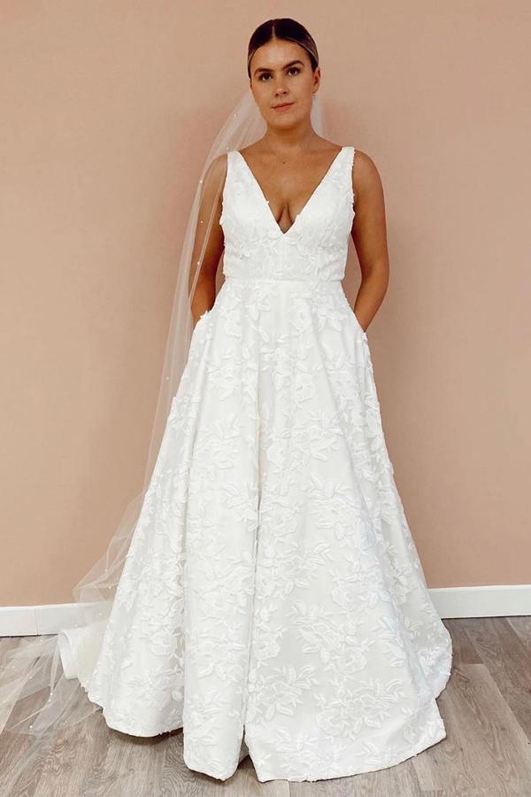 Vestido de novia corte A con escote en V, espalda ilusión de encaje floral y cola corta WD489