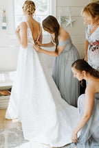 Vestido de novia corte A con escote en V, espalda ilusión de encaje floral y cola corta WD489