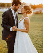 Vestido de novia corte A con escote en V, espalda ilusión de encaje floral y cola corta WD489