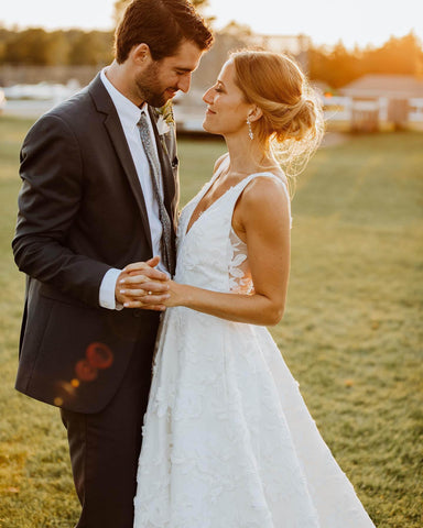 Vestido de novia corte A con escote en V, espalda ilusión de encaje floral y cola corta WD489