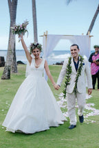 Vestido de novia sencillo de satén con escote en V, corte en A y cintura plisada WD482