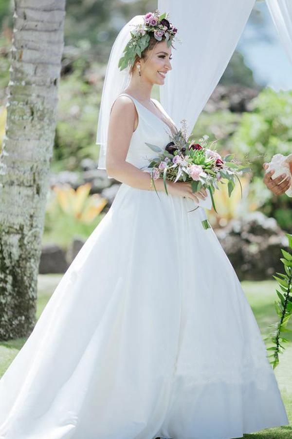 Vestido de novia sencillo de satén con escote en V, corte en A y cintura plisada WD482