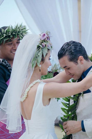 Vestido de novia sencillo de satén con escote en V, corte en A y cintura plisada WD482