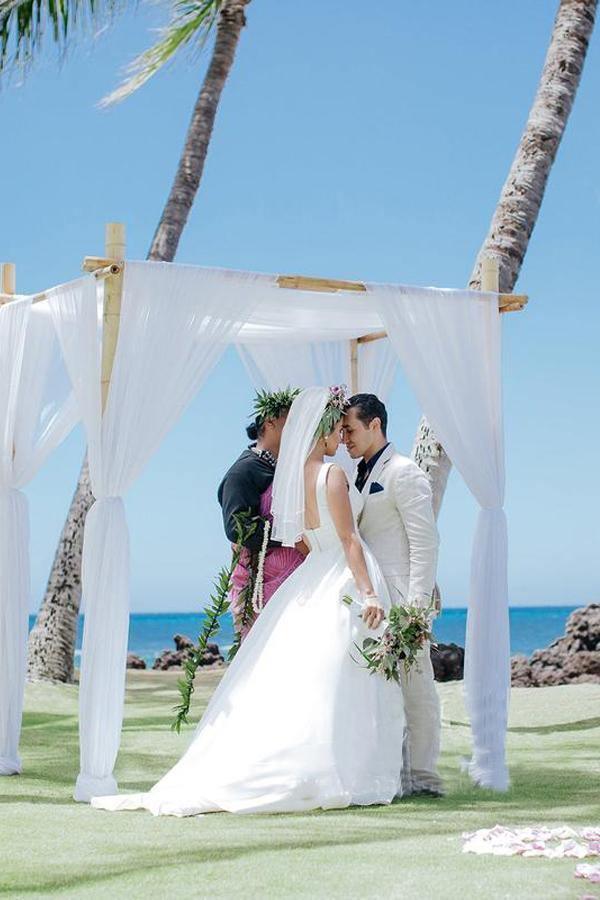 Vestido de novia sencillo de satén con escote en V, corte en A y cintura plisada WD482