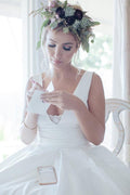 Vestido de novia sencillo de satén con escote en V, corte en A y cintura plisada WD482