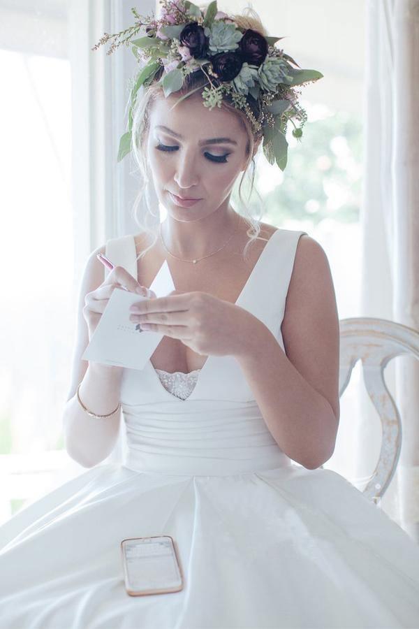Vestido de novia sencillo de satén con escote en V, corte en A y cintura plisada WD482