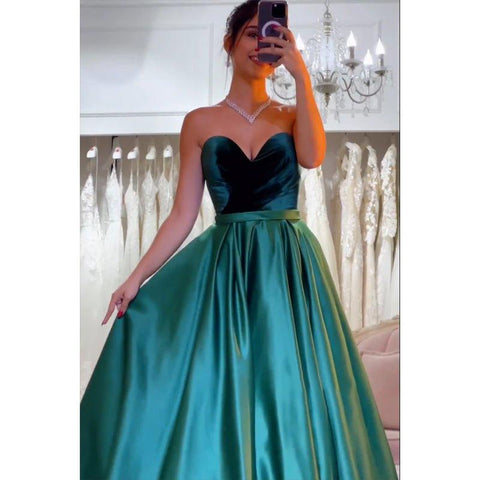 Robe de soirée longue en satin vert, coupe trapèze, sans bretelles, en velours 