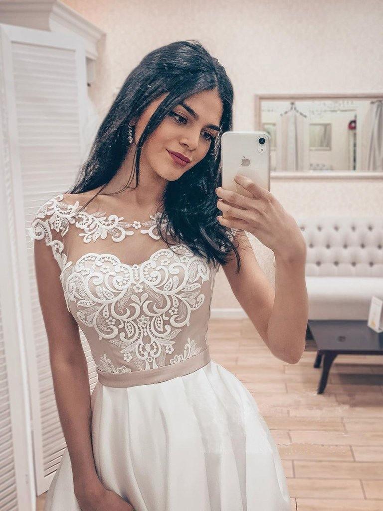 Vestido de novia de satén con corpiño de encaje vintage de línea A y espalda tipo corsé barco WD523