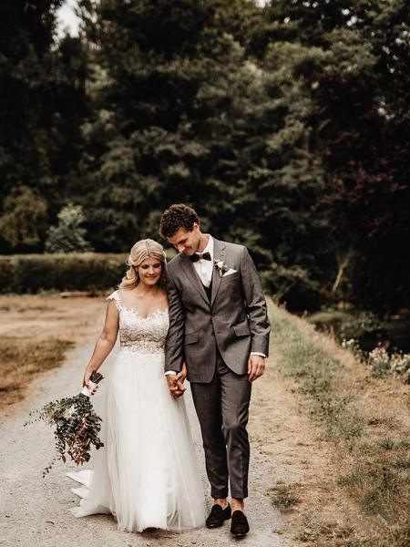 Vestido de novia corte A con escote ilusión y apliques de encaje en la espalda WD441